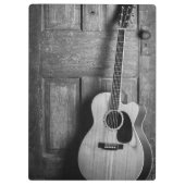 白黒でドアに寄り掛かるギター クリップボード (裏面)