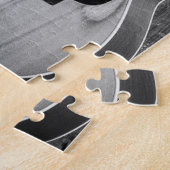 白黒でドアに寄り掛かるギター ジグソーパズル (側面)