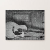 白黒でドアに寄り掛かるギター ジグソーパズル (横)