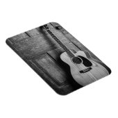 白黒でドアに寄り掛かるギター マグネット (右側)