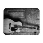 白黒でドアに寄り掛かるギター マグネット (横)