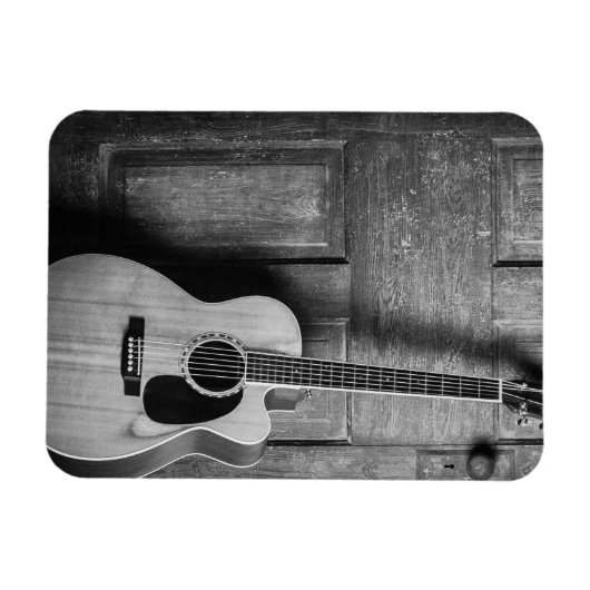 白黒でドアに寄り掛かるギター マグネット (横)