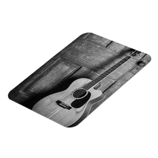 白黒でドアに寄り掛かるギター マグネット (左側)