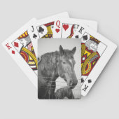 白黒でフェンスの後ろの馬 トランプ (裏面)