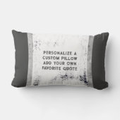 白黒で動揺して引用文を追加パーソナライズされた ランバークッション (裏面)