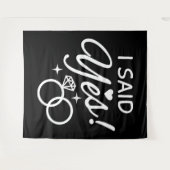 白黒で私はイエスと言った婚約パーティー タペストリー (正面(横))