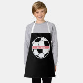 白黒とピンクのスポーティモダンサッカーモノグラム エプロン (着用した状態)