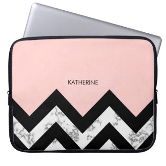白黒とピンクシェブロン ラップトップスリーブ