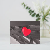 白黒と赤いハートのシェイプロックフォト ポストカード (スタンド正面)