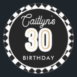 白黒と金ゴールドモダン30th Birthday ラウンドシール<br><div class="desc">白黒と金ゴールドモダン30th誕生日ステッカー。金ゴールドフォイルをインラインに配置したサンセリフフォントで、黒と白のダイヤモンドパターンの背景と任意の色に変更できる黒のオーバーレイを搭載しはっきりしたた'30'フェイク。</div>