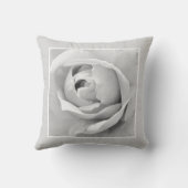 白黒によって組み立てられる白いバラの芽 クッション (裏面)