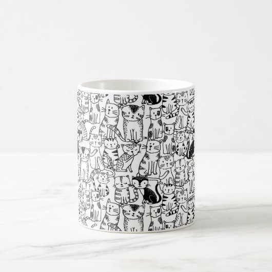 白黒のかわいい手描きの猫のデザイン コーヒーマグカップ (中央)