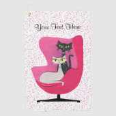 白黒のアトミックな猫が椅子に座るピンクのドット ゴルフタオル (正面)