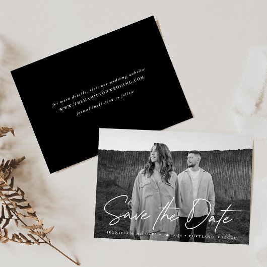 白黒のカジュアルなスクリプト写真 セーブザデート