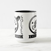 白黒のコーヒーは全てを解決する面白い引用符  マグカップ (中央)