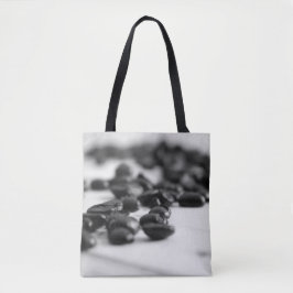 白黒のコーヒー豆が散らばって印刷 トートバッグ