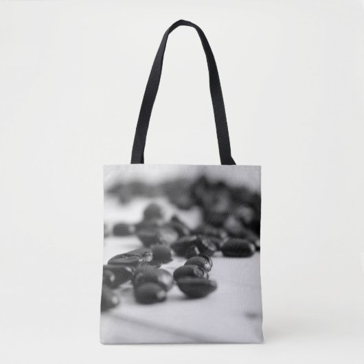 白黒のコーヒー豆が散らばって印刷 トートバッグ (正面)