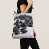 白黒のコーヒー豆が散らばって印刷 トートバッグ (クローズアップ)