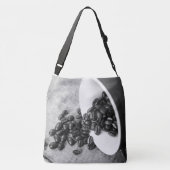 白黒のコーヒー豆とコーヒーマグ印刷 クロスボディバッグ (裏面)