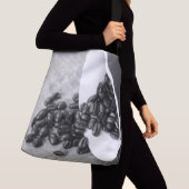 白黒のコーヒー豆とコーヒーマグ印刷 クロスボディバッグ (クローズアップ)