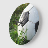 白黒のサッカーボール,緑の草の中 ラージ壁時計 (傾斜)