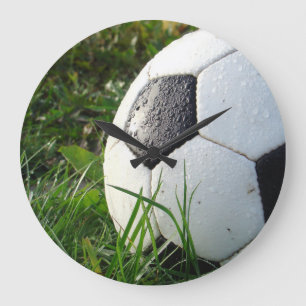 白黒のサッカーボール，緑の草の中 ラージ壁時計