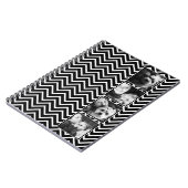 白黒のシェブロン模様を使用したコラージュ ノートブック (左側)