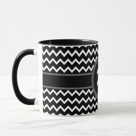 白黒のシックなシェブロンのモノグラムMのジグザグ形 マグカップ (左)