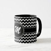 白黒のシックなシェブロンのモノグラムMのジグザグ形 マグカップ (正面右)