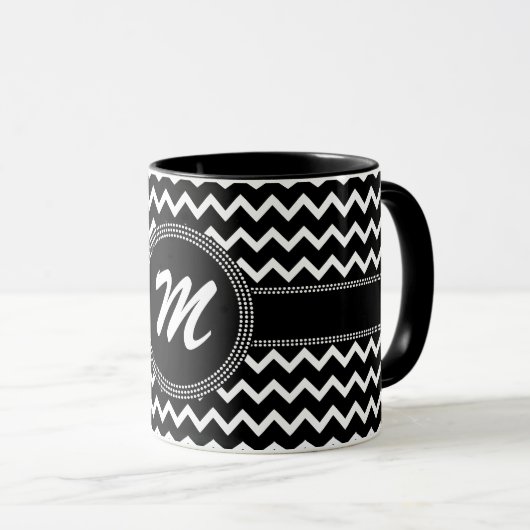 白黒のシックなシェブロンのモノグラムMのジグザグ形 マグカップ (正面右)
