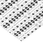 白黒のジオメトリックアステカ三角形パターン ショートテーブルランナー (コーナー)