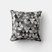 白黒のジオメトリ三角形パターン クッション (正面)