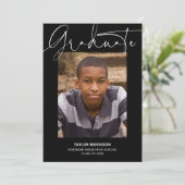 白黒のスクリプカジュアルト写真卒業パーティー 招待状 (スタンド正面)