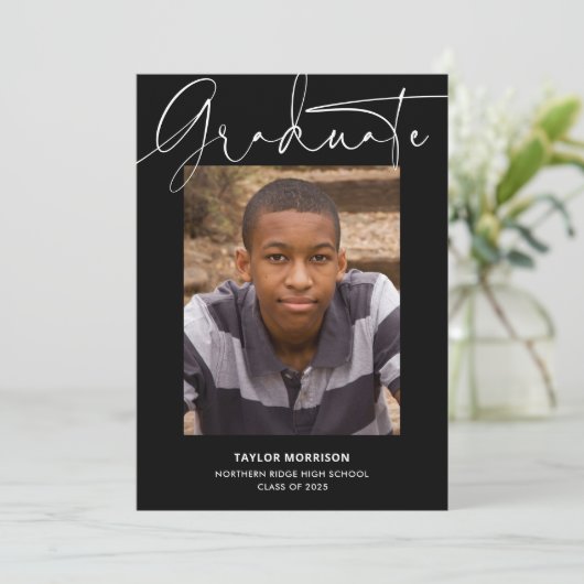 白黒のスクリプカジュアルト写真卒業パーティー 招待状 (スタンド正面)