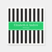 白黒のストライプなエメラルドのリボンの名前のモノグラム スタンダードカクテルナプキン (正面)