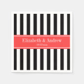 白黒のストライプな珊瑚の赤いリボンの名前のモノグラム スタンダードカクテルナプキン (正面)