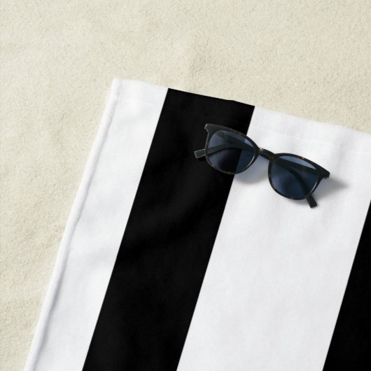 白黒のストライプクラシック ビーチタオル (インサイチュ)