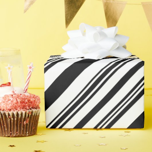 白黒のストライプ ラッピングペーパー (誕生日パーティー)