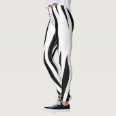 白黒のストライプ レギンス (左)