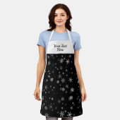 白黒のスノーフレーク・パターン・クリスマス エプロン (着用した状態)