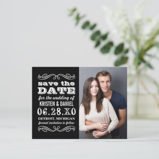 白黒のタイポグラフィ写真の日付の保存 案内ポストカード (スタンド正面)