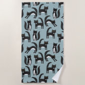 白黒のタキシード猫 ビーチタオル (正面)