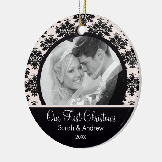 白黒のダマスク織の写真の初めてのクリスマスのオーナメント セラミックオーナメント (左)