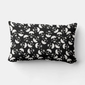 白黒のダークエステティックスカルパターン ランバークッション (裏面)