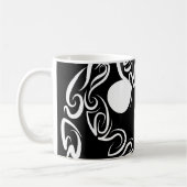 白黒のトライバルフクロウ コーヒーマグカップ (左)