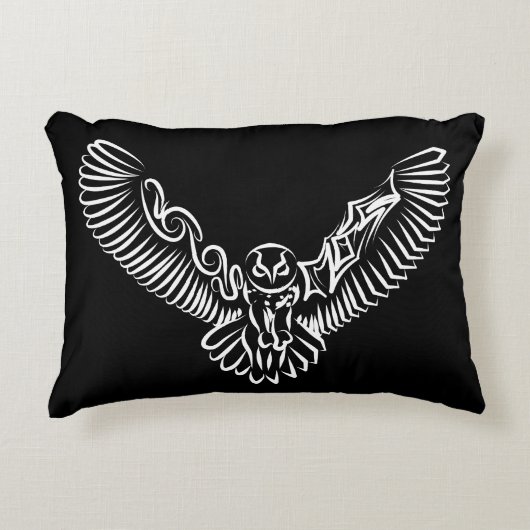 白黒のトライバル飛んでいるフクロウ アクセントクッション (正面)