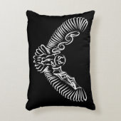 白黒のトライバル飛んでいるフクロウ アクセントクッション (正面(垂直))