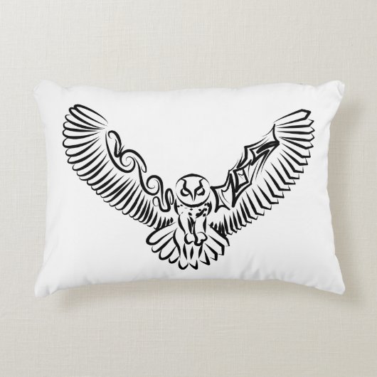 白黒のトライバル飛んでいるフクロウ アクセントクッション (正面)