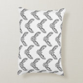 白黒のトライバル飛んでいるフクロウ アクセントクッション (裏面(縦))