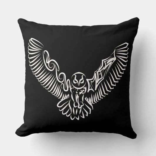 白黒のトライバル飛んでいるフクロウ クッション (正面)
